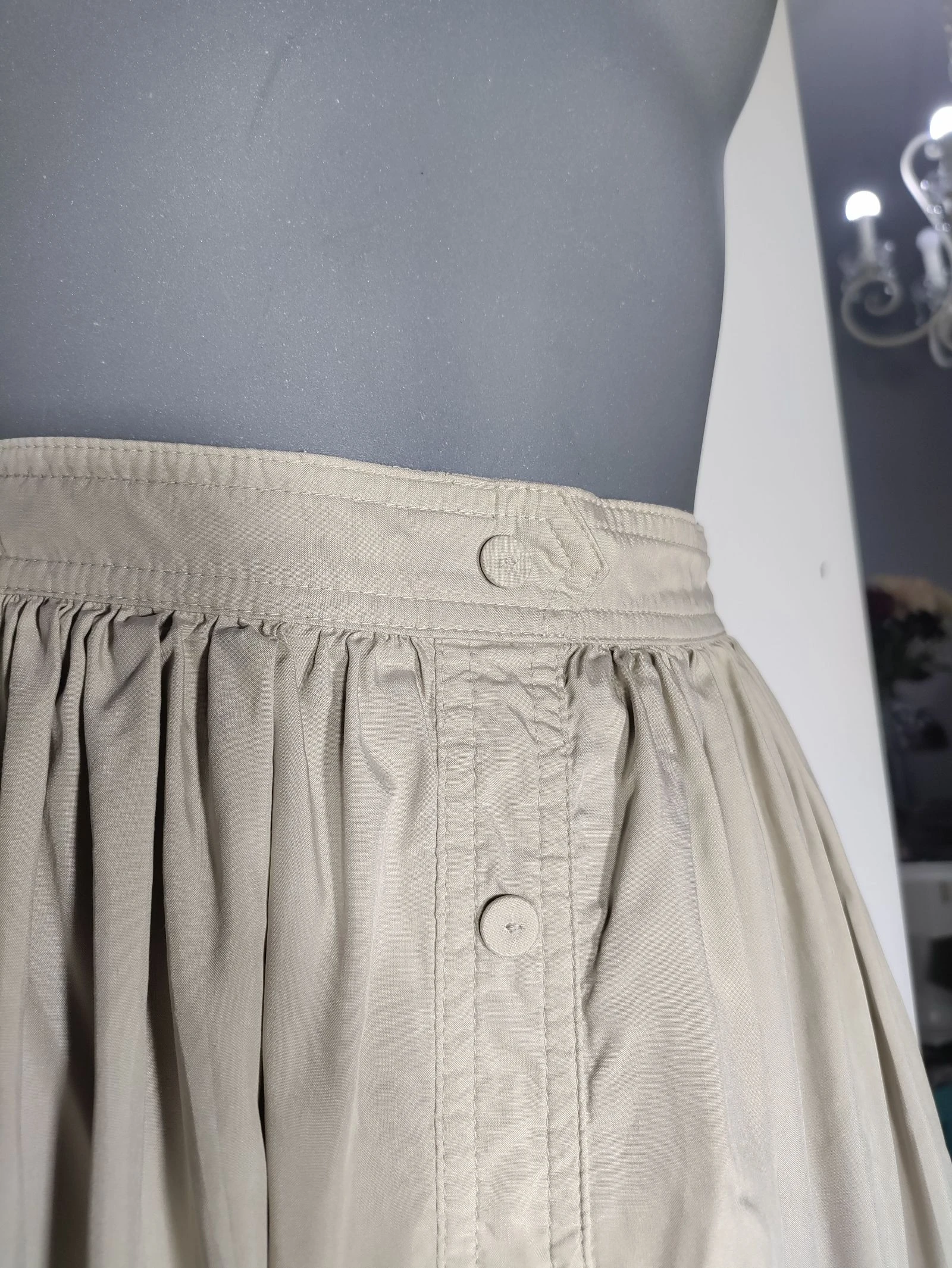 Falda Zara Basic beige con botones y vuelo - Talla XS – photo 2